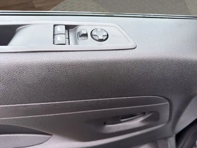 Détail de la porte côté conducteur du Citroën Jumpy noir 2025, avec commandes électriques des vitres et rétroviseurs.