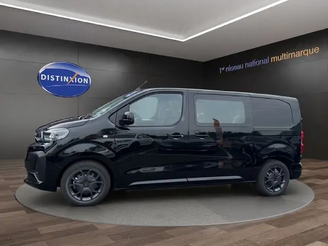 Vue de profil côté gauche d'un Citroën Jumpy noir 2025 en showroom avec jantes foncées et vitres teintées.