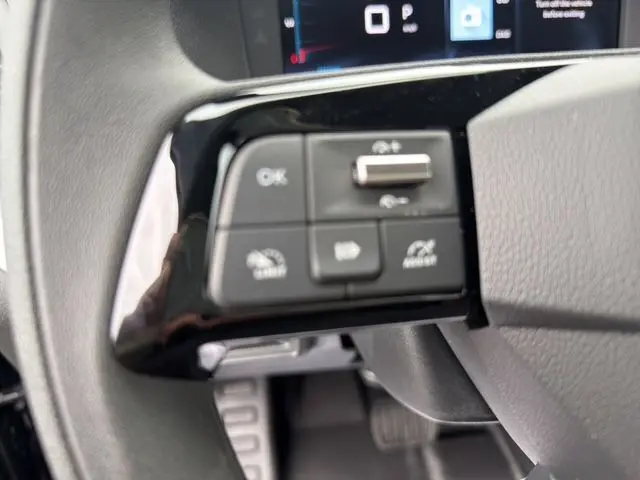 Gros plan sur les commandes multifonctions noires du volant réglable du Citroën Jumpy noir 2025.