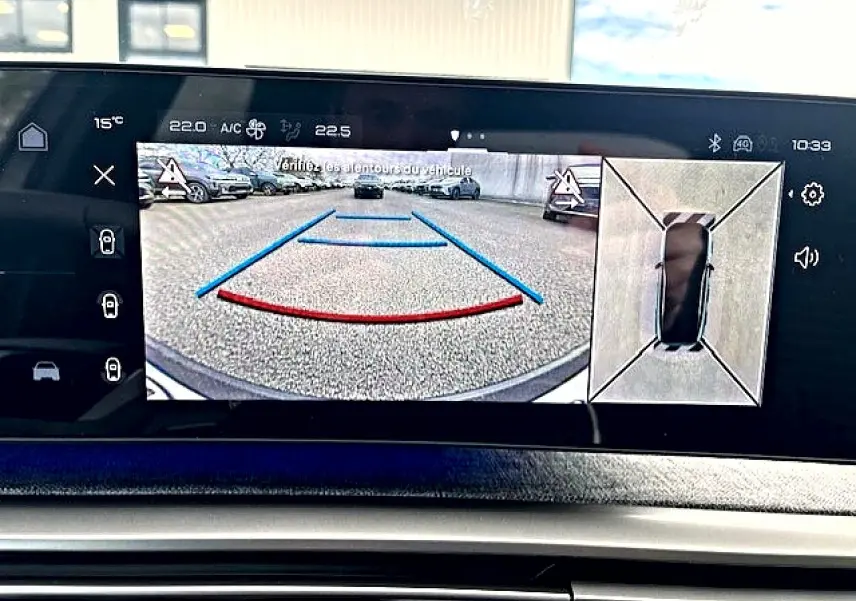 Écran tactile intérieur montrant la caméra de recul et la vue 360 du Peugeot 3008 gris Artense hybride 2025.