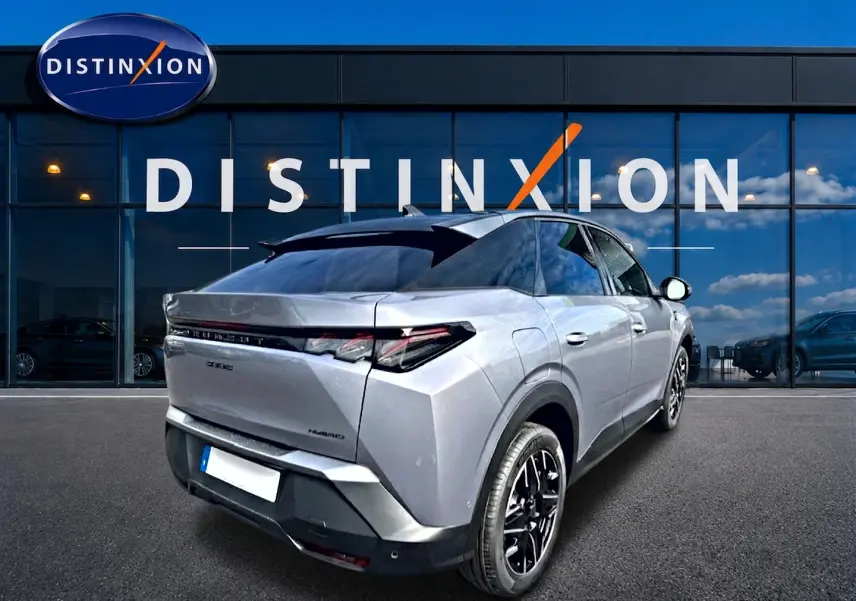 Vue 3/4 arrière droite du Peugeot 3008 gris Artense avec feux arrière LED et jantes alu noires.