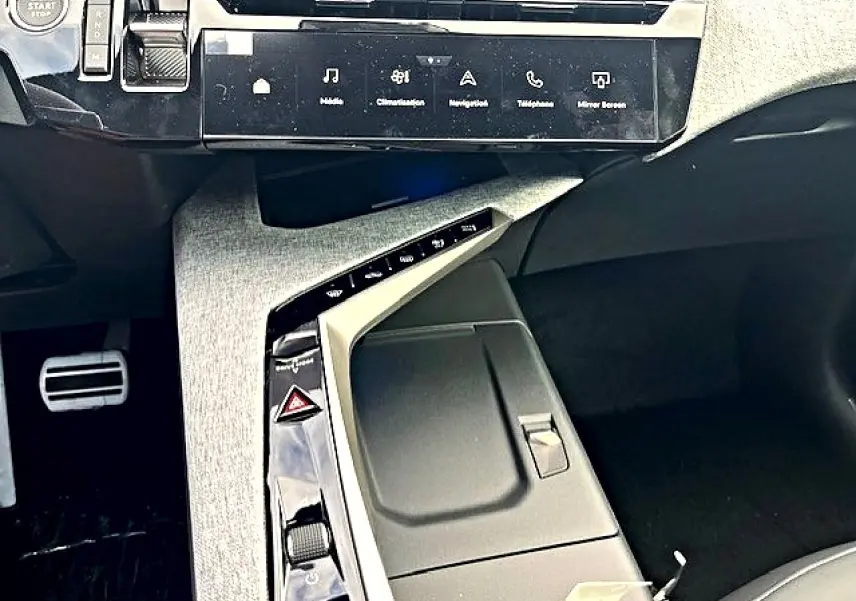 Vue intérieure en plongée sur la console centrale noire et grise du Peugeot 3008 1.2 hybrid 136 GT 2025.