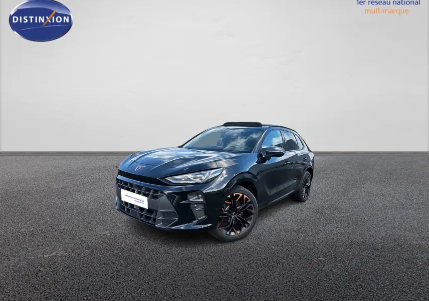 Vue 3/4 avant d'une CUPRA Terramar noire avec jantes noires et cuivrées, toit ouvrant panoramique visible.