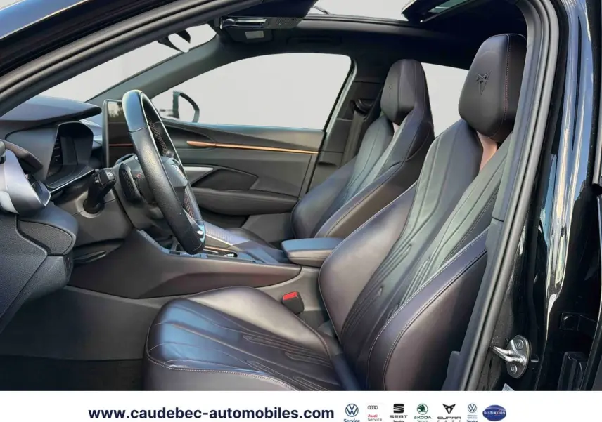 Vue intérieure côté conducteur du CUPRA Terramar noir 2024, sièges baquets cuir avec logo embossé sur appuie-tête.