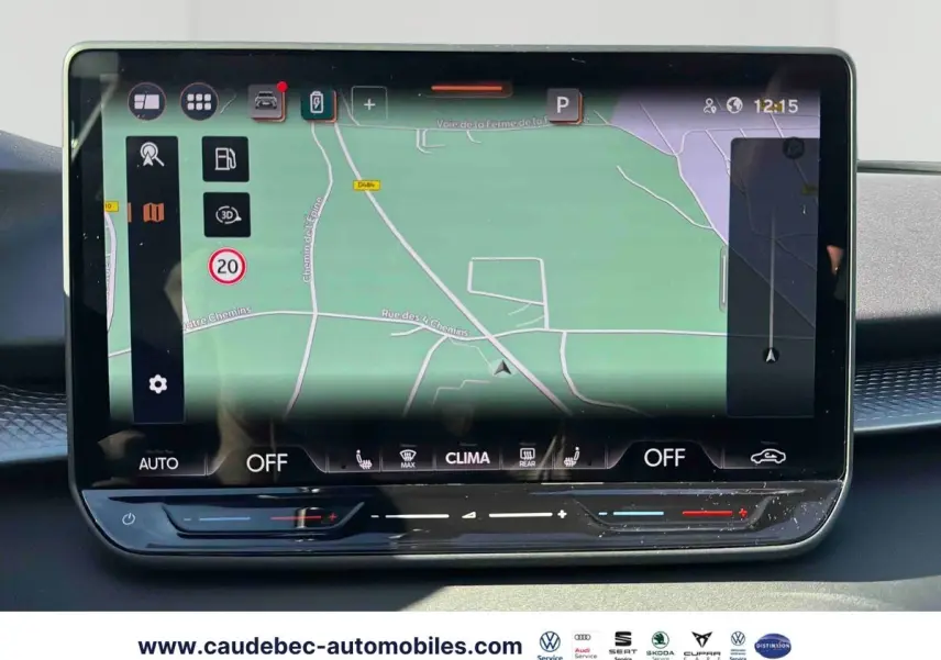 Écran tactile central du tableau de bord de la CUPRA Terramar 2024 affichant la navigation GPS.