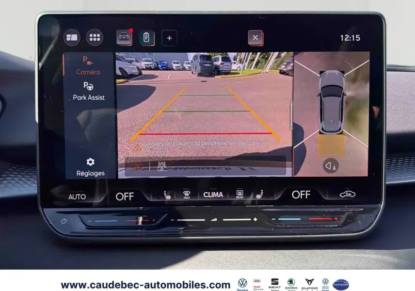 Écran tactile du système d'aide au stationnement avec vue caméra 360° dans une CUPRA Terramar 2024.