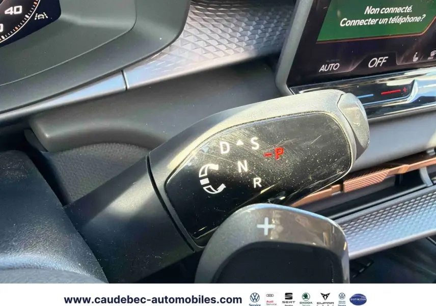 Gros plan sur la commande de boîte manuelle noire du CUPRA Terramar 2024 avec affichage des modes de conduite.