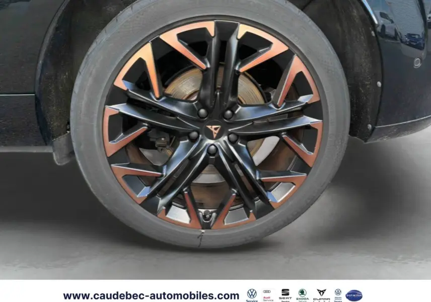 Gros plan sur la jante alliage 20 pouces noire et cuivre du CUPRA Terramar noir, avec logo CUPRA au centre.