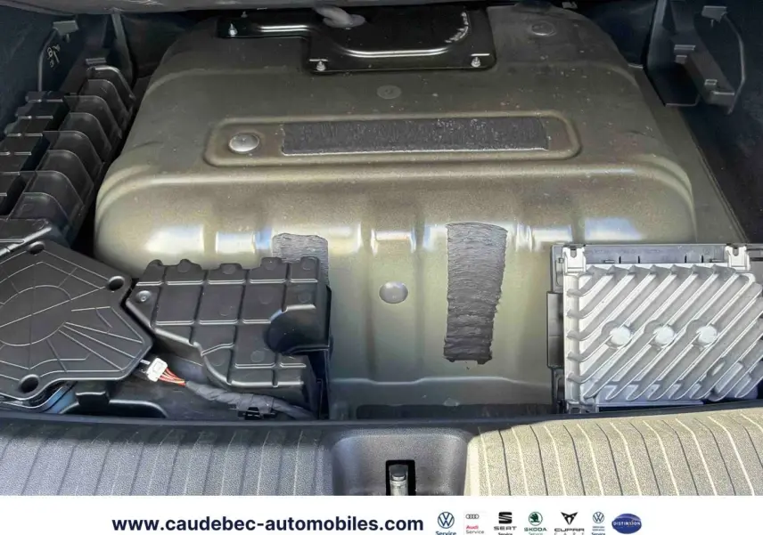 Vue rapprochée du compartiment moteur électrique de la CUPRA Terramar 2024 en noir, montrant les composants techniques.