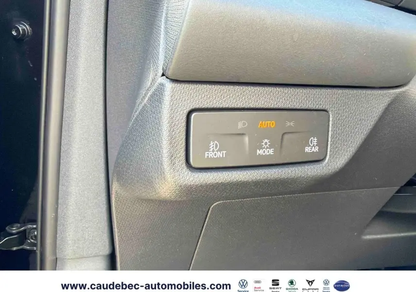 Détail du tableau de bord noir de la CUPRA Terramar 2024 avec commandes d’éclairage automatiques.