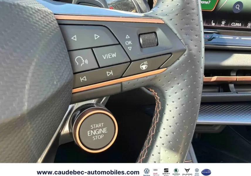 Gros plan sur le volant cuir noir avec surpiqûres cuivrées et bouton Start Engine Stop du CUPRA Terramar 2024.