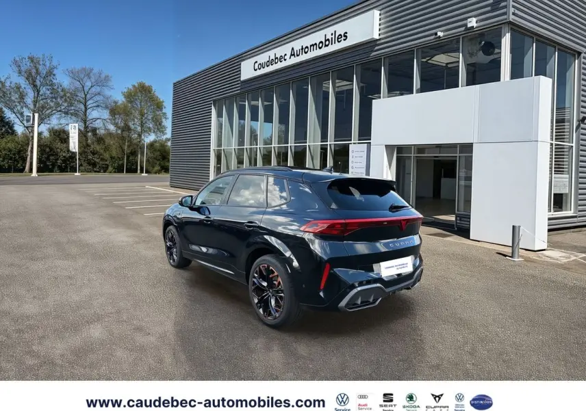 Vue 3/4 arrière droite du CUPRA Terramar noir avec jantes alliage 20 pouces et feux arrière LED allumés.