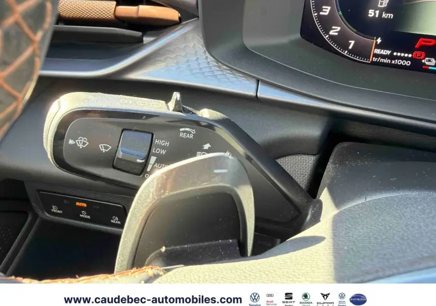 Gros plan sur la commande d’essuie-glace et partie du tableau de bord noir du CUPRA Terramar 2024.