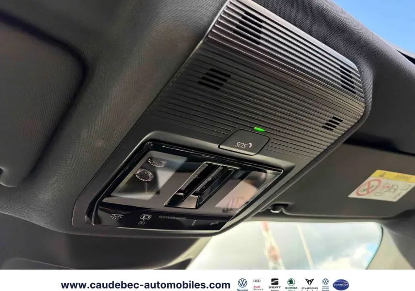 Vue intérieure en gros plan du panneau de commandes au plafond noir avec bouton SOS et éclairage intégré du CUPRA Terramar 2024.