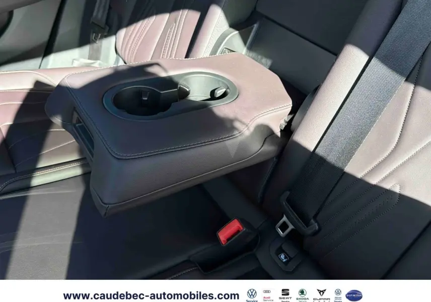 Gros plan sur l'accoudoir central arrière en cuir noir avec porte-gobelets du CUPRA Terramar 2024.