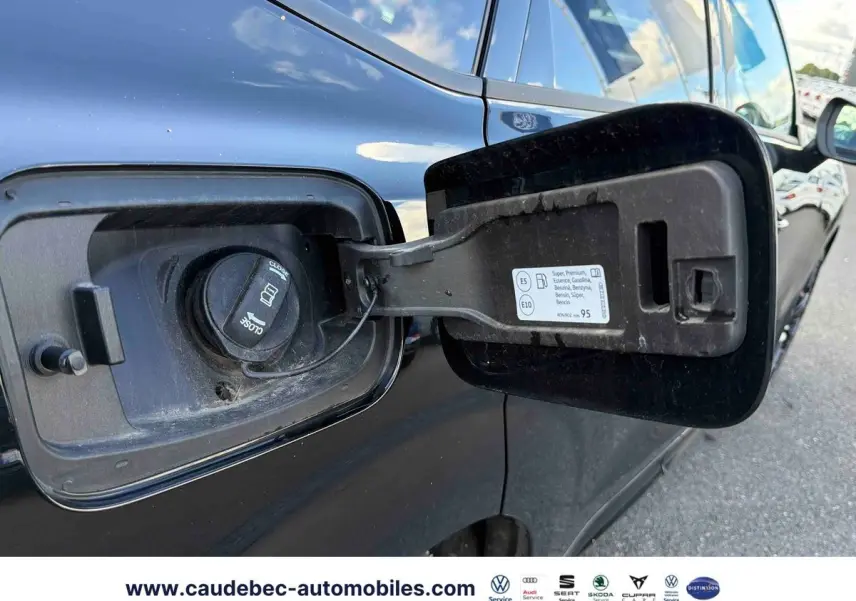 Bouchon de réservoir ouvert côté gauche sur CUPRA Terramar noire, vue rapprochée du volet de carburant.