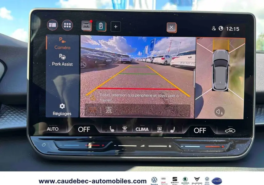 Écran tactile intérieur montrant l’aide au stationnement et vue 360° du CUPRA Terramar noir en caméra de recul.