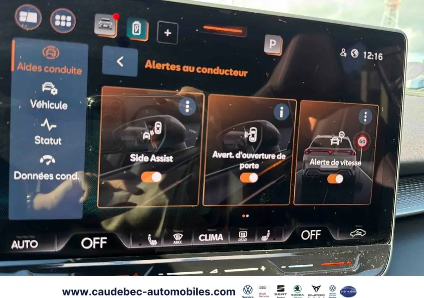 Écran tactile intérieur du tableau de bord de la CUPRA Terramar 2024 affichant les alertes au conducteur.