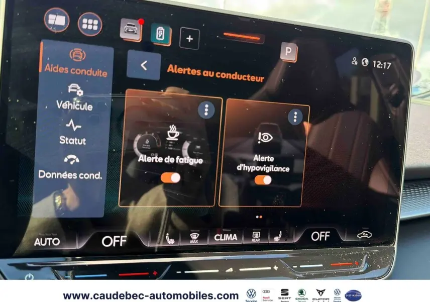 Écran tactile du tableau de bord de la CUPRA Terramar 2024 affichant les alertes de fatigue et d'hypovigilance.