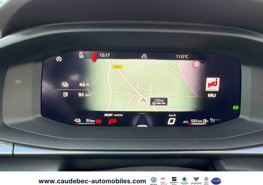 Affichage numérique du tableau de bord de la CUPRA Terramar 2024 montrant la navigation et l'autonomie électrique.