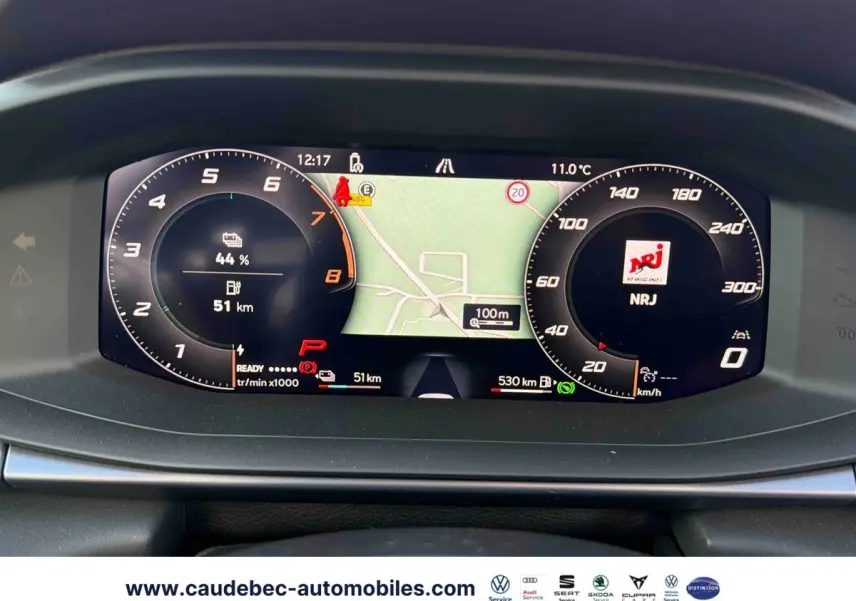 Vue rapprochée du tableau de bord numérique de la CUPRA Terramar 2024 affichant la navigation et l'autonomie batterie.
