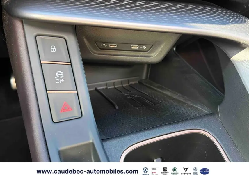 Gros plan sur la console centrale noire du CUPRA Terramar avec ports USB-C et boutons de sécurité.