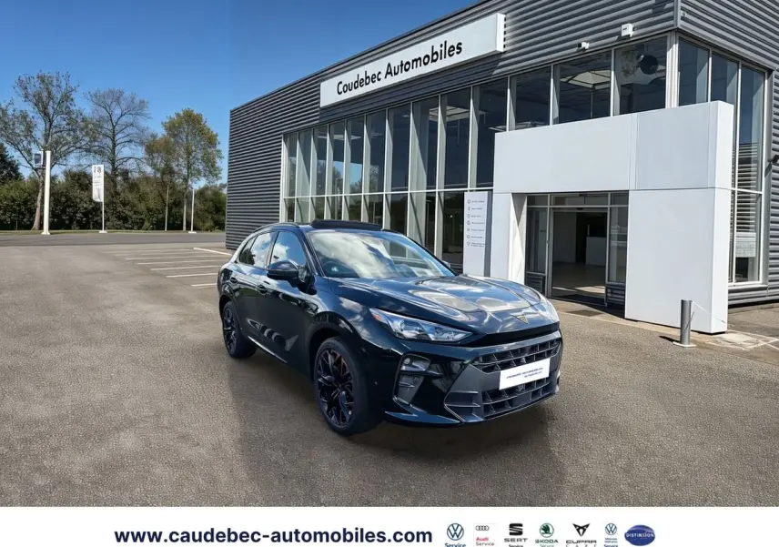 CUPRA Terramar noir en 3/4 avant droit, jantes alliage noires, devant concession Coudebec Automobiles.