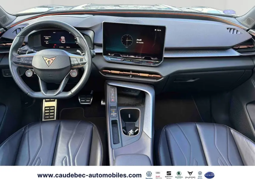 Vue intérieure avant du tableau de bord et volant noir de la CUPRA Terramar avec écran tactile central et sièges cuir noirs.