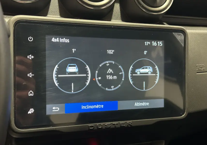 Écran tactile intérieur du Dacia Duster 2022 affichant l'inclinomètre et altimètre avec commandes tactiles et aérateurs ronds.