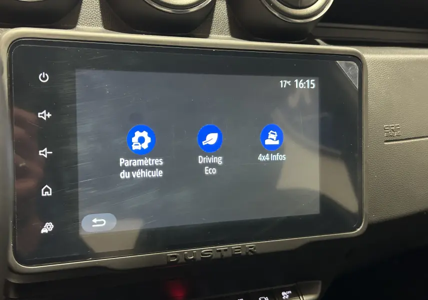 Écran tactile central du tableau de bord du Dacia Duster 2022 affichant les paramètres du véhicule et infos 4x4.