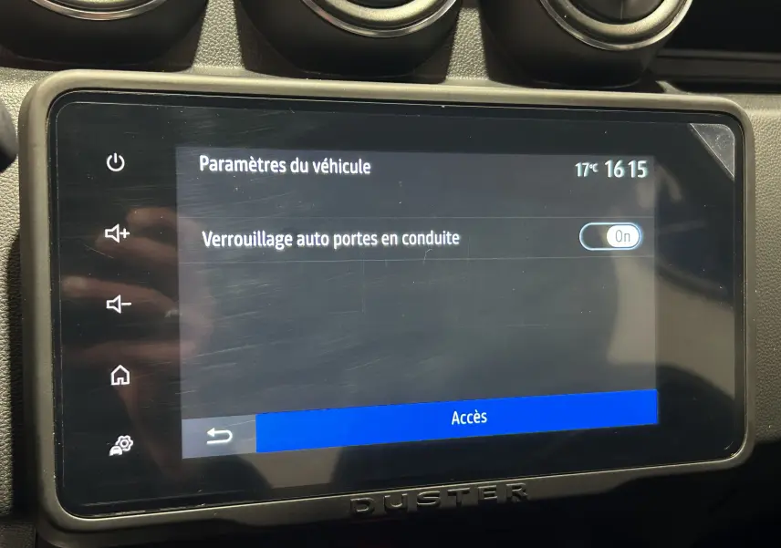 Écran tactile central du Dacia Duster 2022 affichant les paramètres de verrouillage auto des portes, vue de face intérieure.