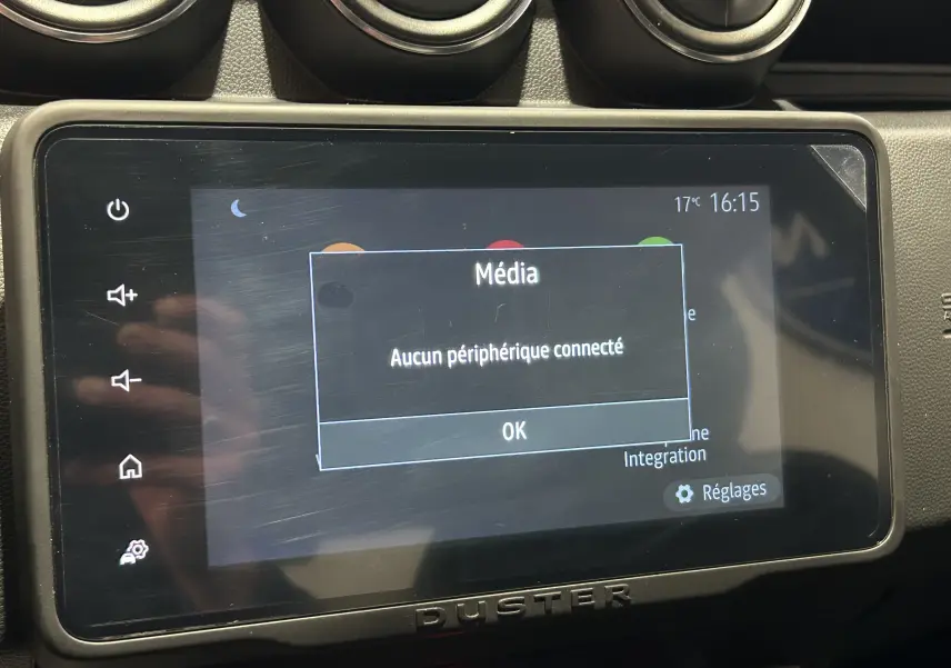 Écran tactile central du Dacia Duster 2022 affichant un message "Aucun périphérique connecté" avec commandes autour.