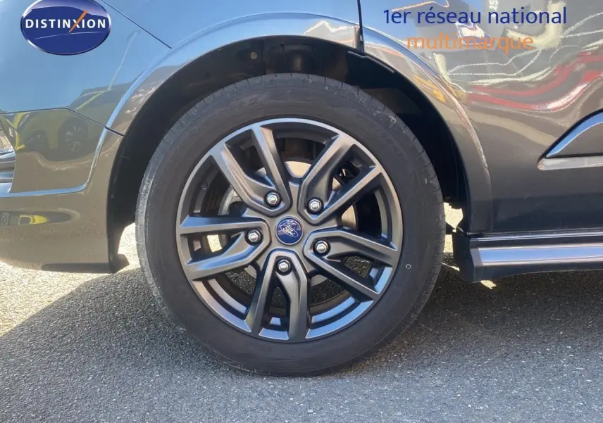 Gros plan sur la roue avant gauche du Ford Transit Custom gris magnetic, mettant en valeur la jante alu sport.