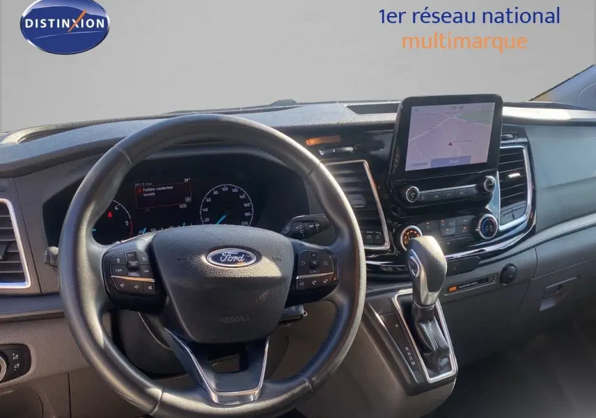 Intérieur du Ford Transit Custom gris magnetic 2023, vue centrée sur le volant multifonction et l’écran tactile du tableau de bord.
