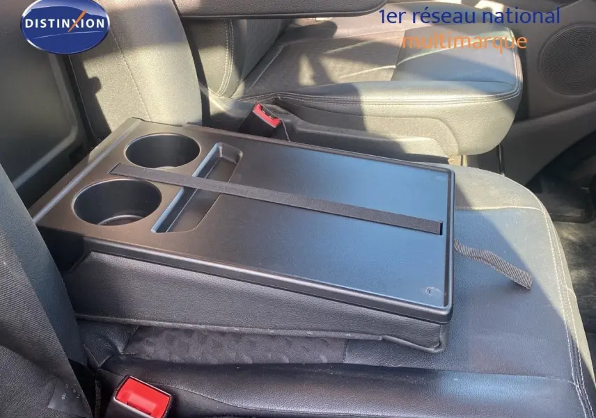 Plateau avec porte-gobelets sur la banquette avant en cuir noir du Ford Transit Custom Fourgon gris Magnetic 2023.