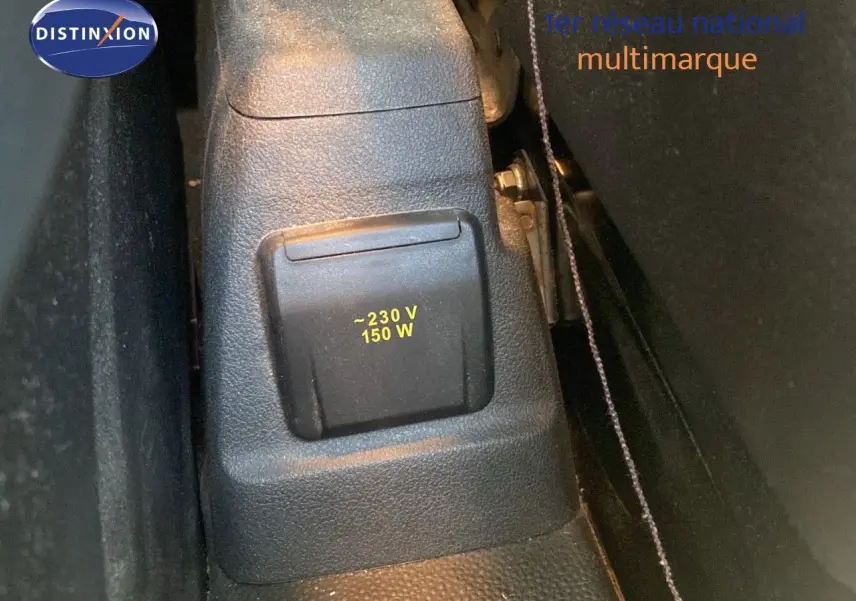 Prise 230V 150W sur la console centrale arrière du Ford Transit Custom gris magnetic, version 2023 L1H1.