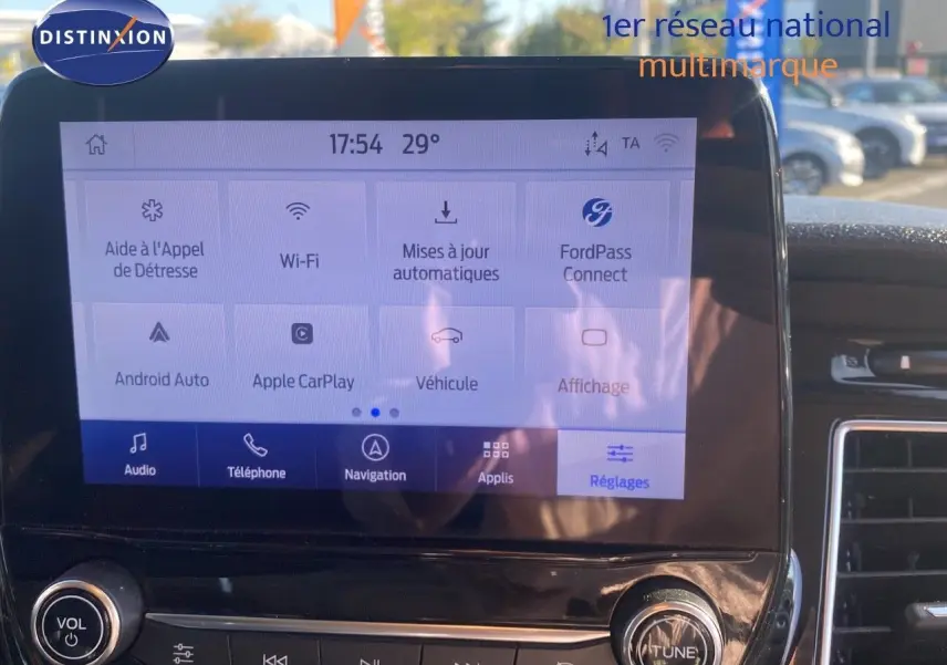Écran tactile central du Ford Transit Custom gris Magnetic 2023, affichant les options connectées et de réglages.