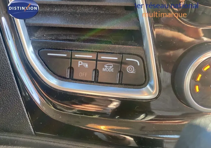 Gros plan sur les commandes de mode de conduite et assistance au stationnement du Ford Transit Custom gris Magnetic 2023.
