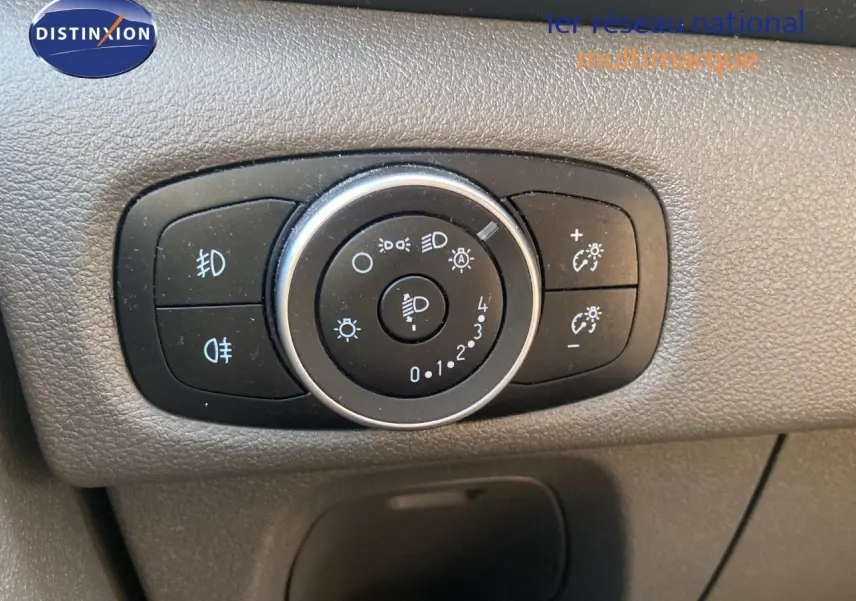 Gros plan sur le bouton de réglage des phares du Ford Transit Custom gris Magnetic, version 2023.