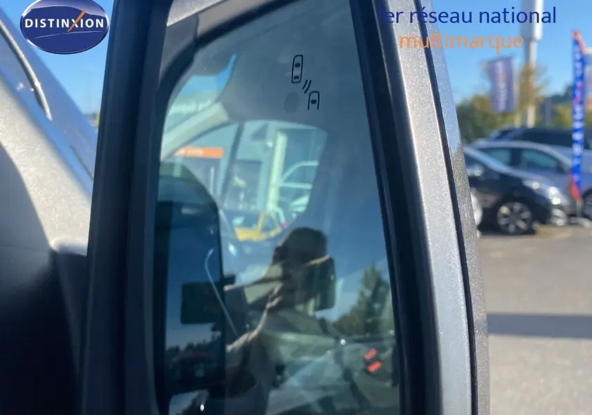 Rétroviseur côté droit du Ford Transit Custom gris magnetic, avec indication d'alerte d'angle mort visible.