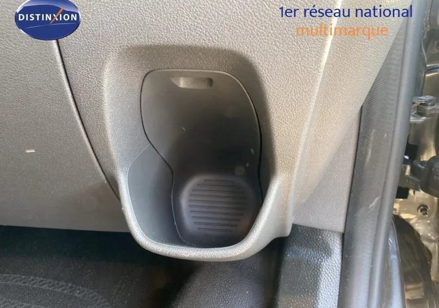 Gros plan sur le porte-gobelet côté passager du Ford Transit Custom gris magnetic 2023, intérieur plastique gris.