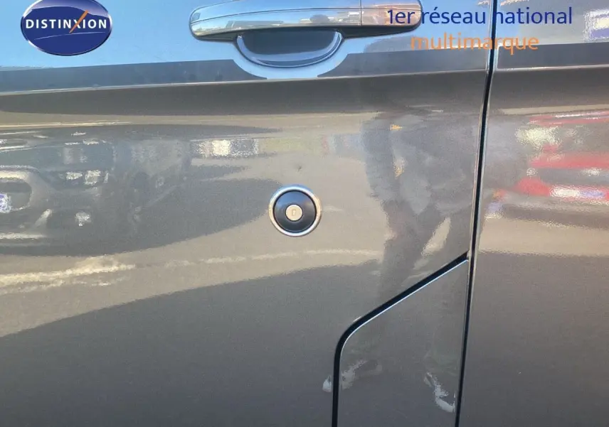 Gros plan sur la porte côté droit gris magnetic du Ford Transit Custom Fourgon 2023 avec poignée et serrure visibles.