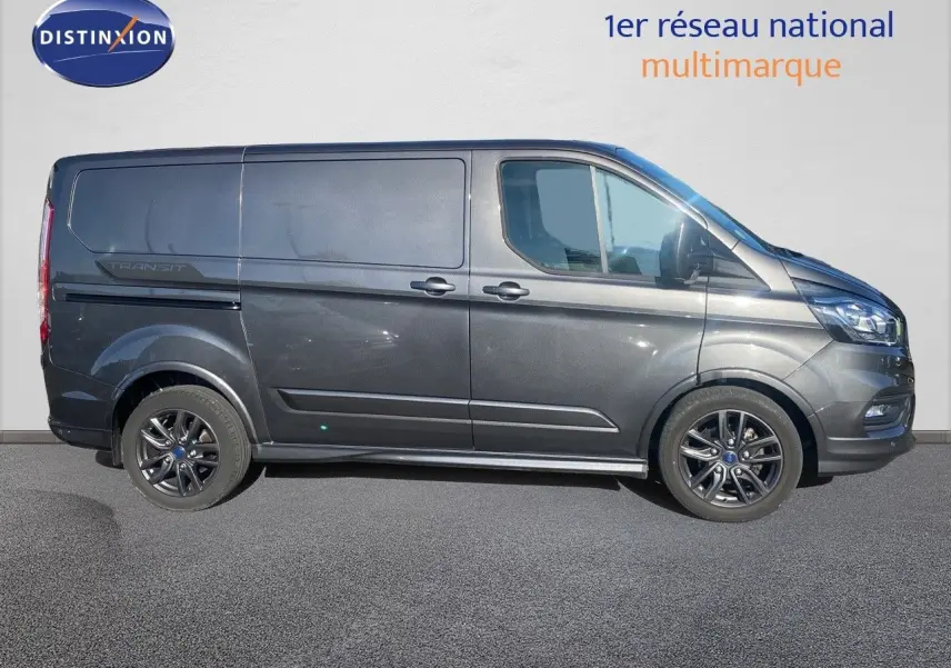 Vue latérale droite d'un Ford Transit Custom Fourgon gris magnetic 2023 avec jantes alliage noires sport.