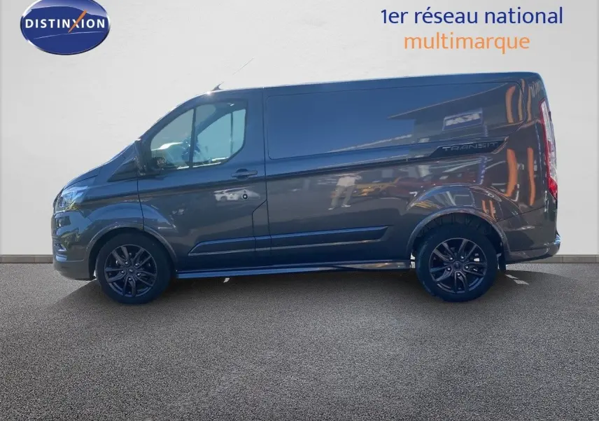 Profil côté gauche d'un Ford Transit Custom Fourgon gris magnetic 2023 avec jantes noires et finition sport.
