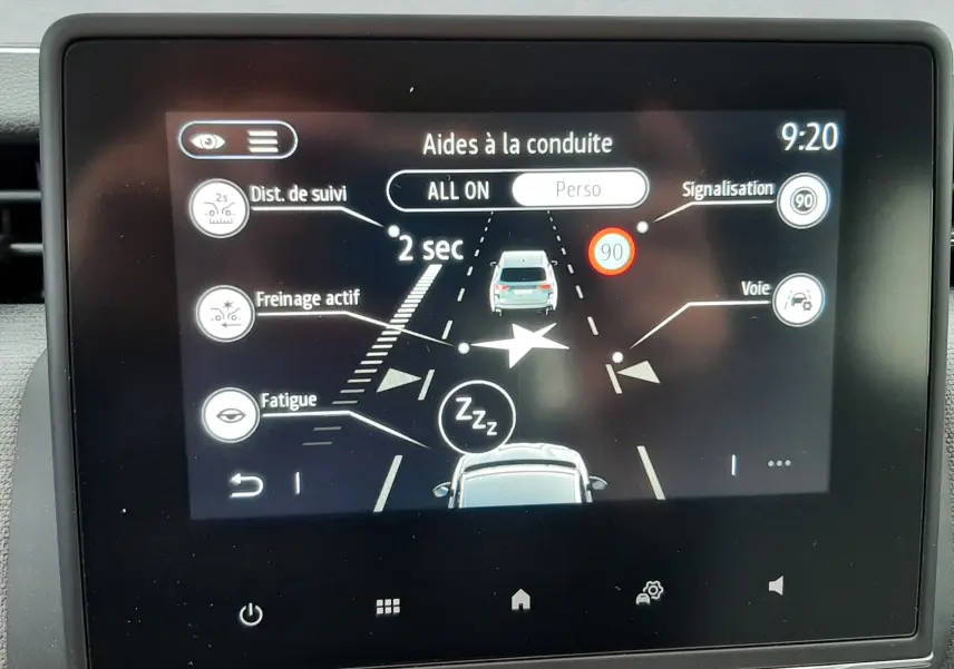 Écran central de la Renault Clio V gris schiste montrant les aides à la conduite avec affichage clair et moderne.