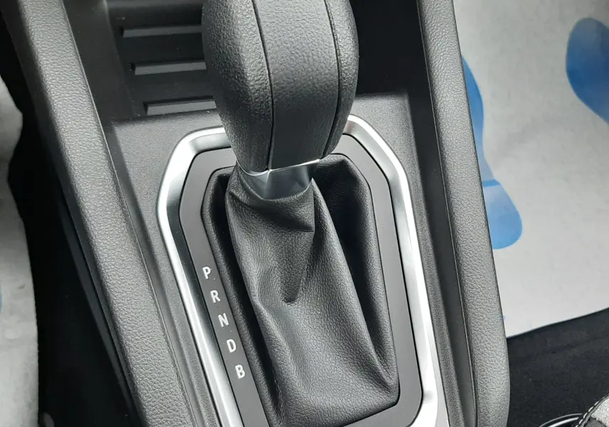 Le levier de vitesse automatique noir de la Renault Clio V E-Tech hybride, vu en gros plan intérieur.