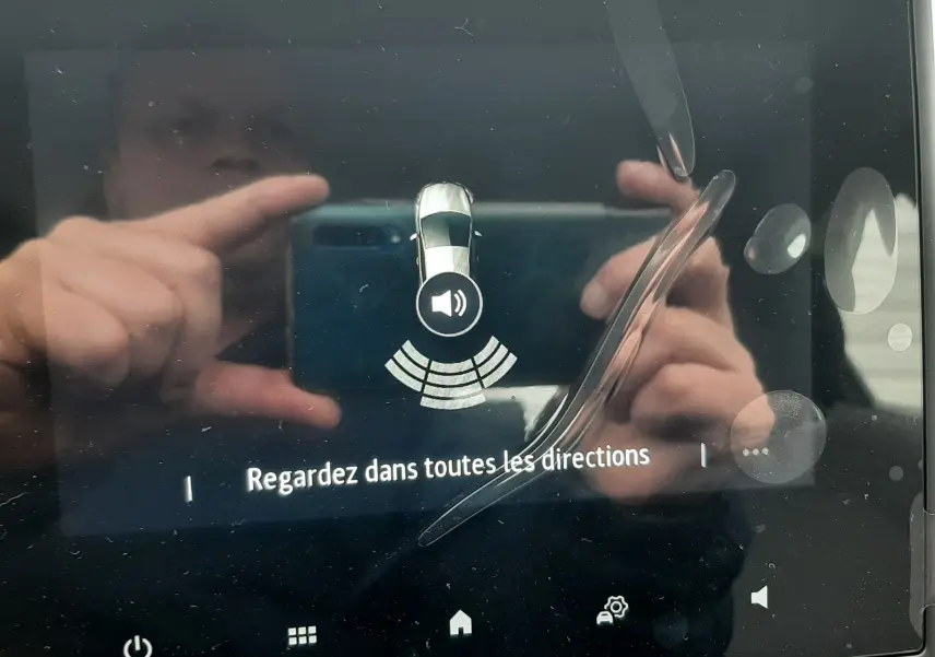 Écran tactile intérieur montrant l'alerte de proximité avec vue schématique du véhicule Renault Clio V gris schiste.