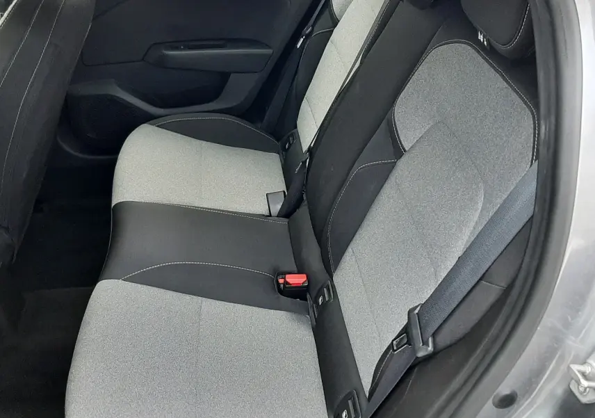 Vue intérieure côté droit des sièges arrière gris clair et noir de la Renault Clio V E-Tech Full Hybrid 2024 en gris schiste.