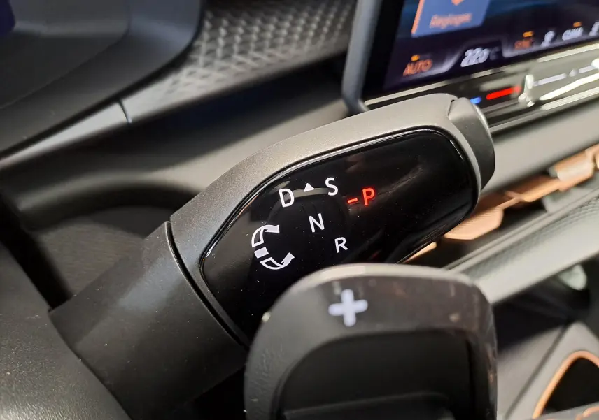 Gros plan sur le sélecteur de boîte automatique du CUPRA TERRAMAR 2025, affichage mode parking en rouge.