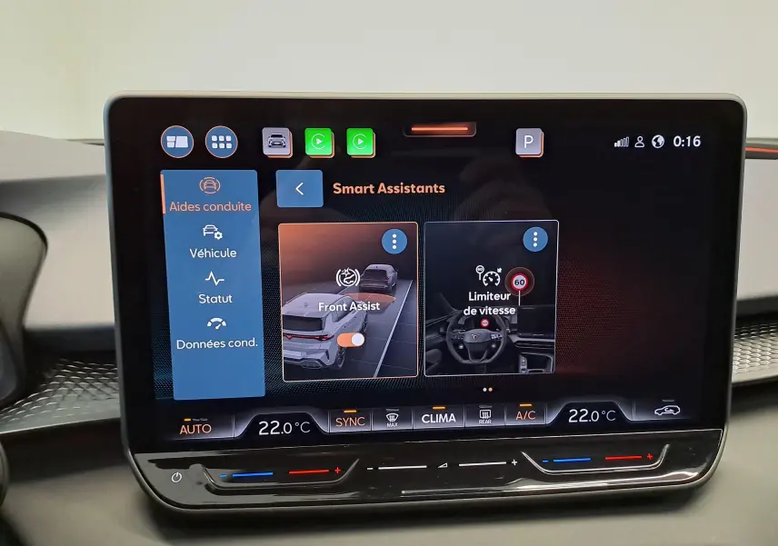 Écran tactile central de la CUPRA TERRAMAR affichant les assistants de conduite avec réglage climatique à 22°C.
